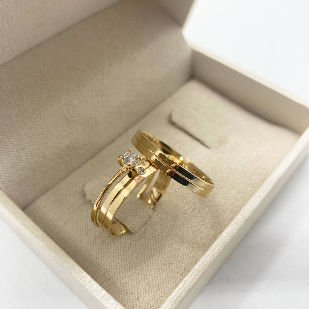 Par de Alianças Recife 4mm +Solitario de brinde 💍