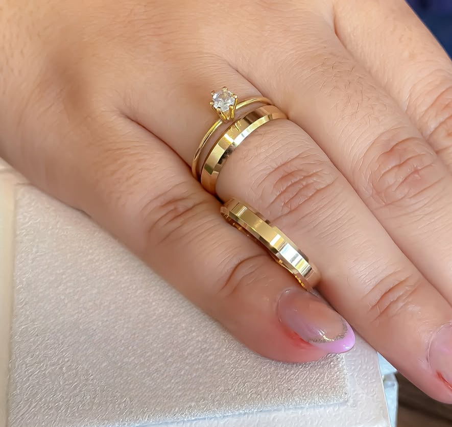Par de Alianças chanfrada 4mm+ Solitario de brinde 💍