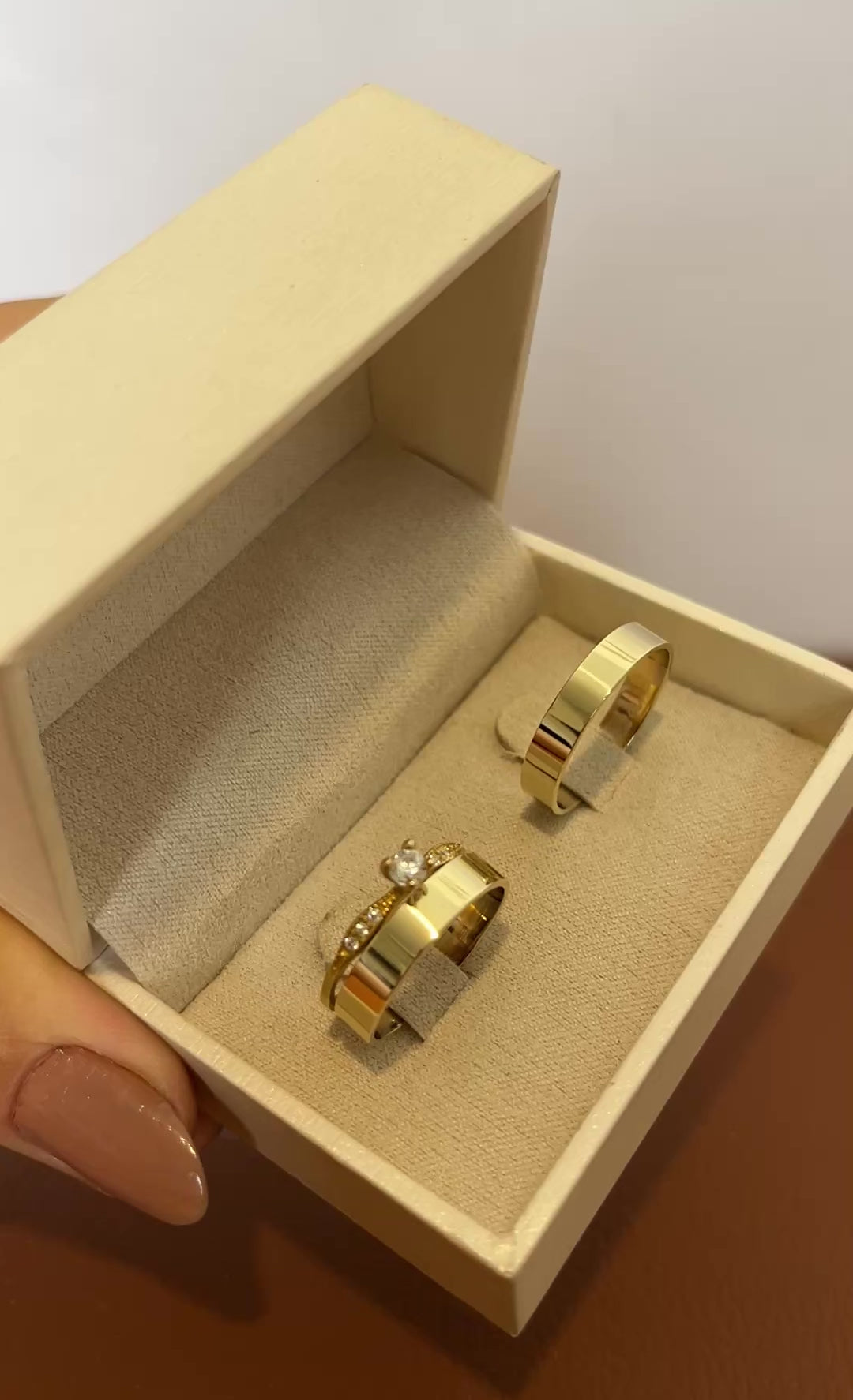 Par de Alianças Reta 6mm+Solitario de brinde💍